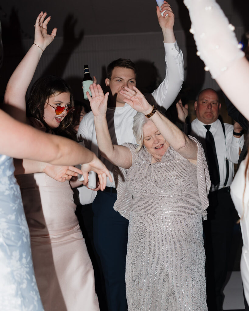 wedding guests dance