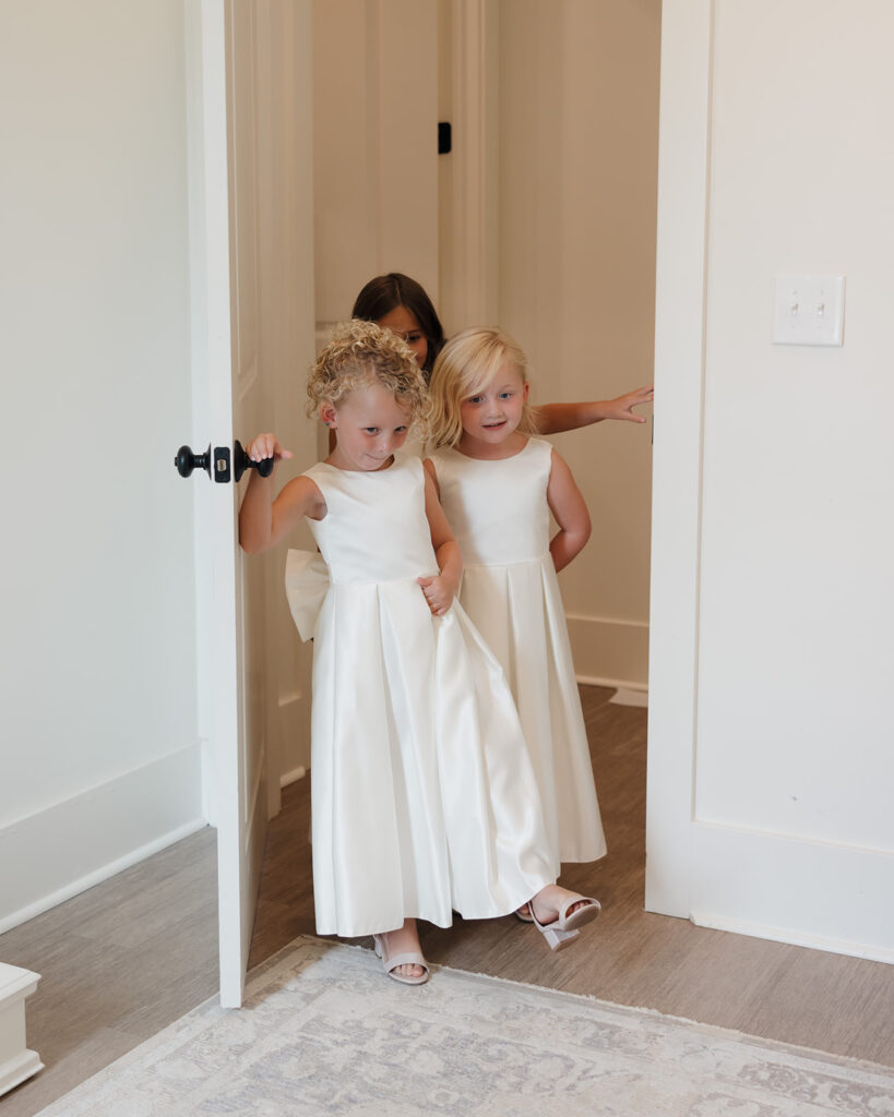 flower girls see the bride for the first time