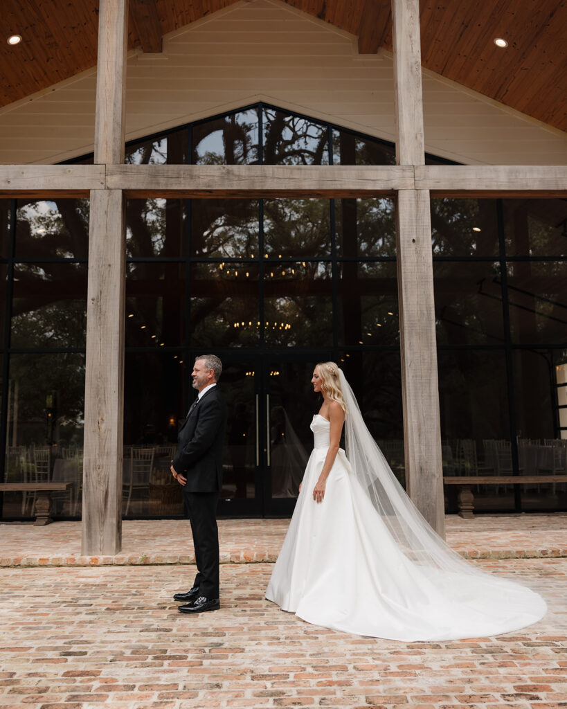 bride and her father stand outside of the Reed House in Jackson, MS