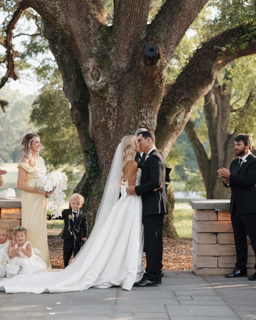 bride and groom kiss at the Reed House in Jackson, MS