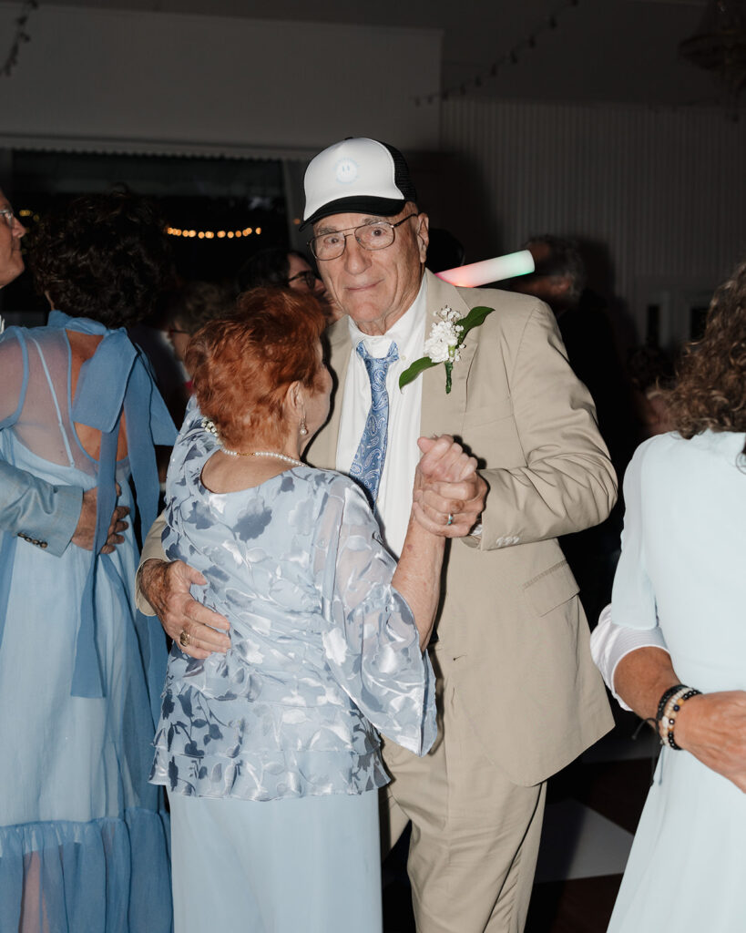 wedding guests dance