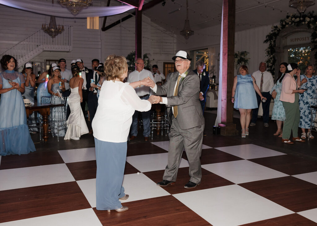 wedding guests dance