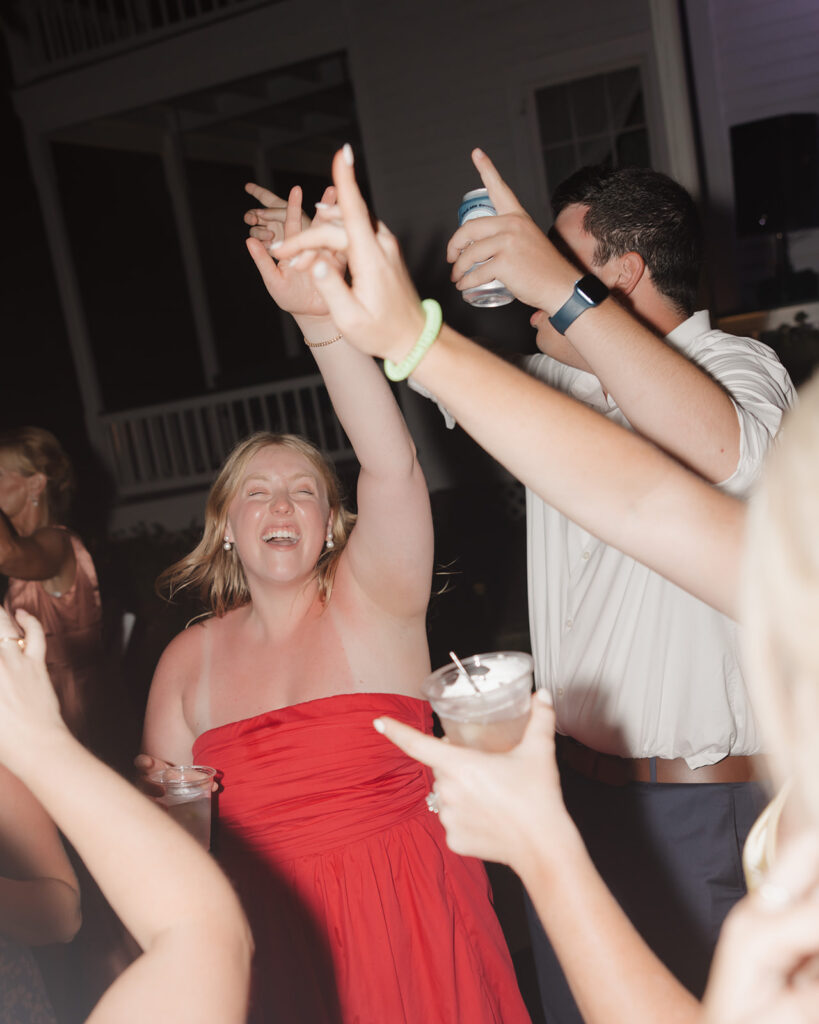 wedding guests dance