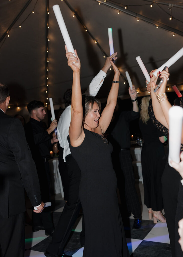 wedding guests dance