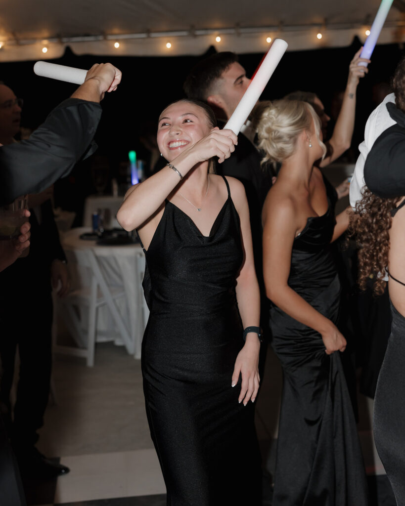 wedding guests dance