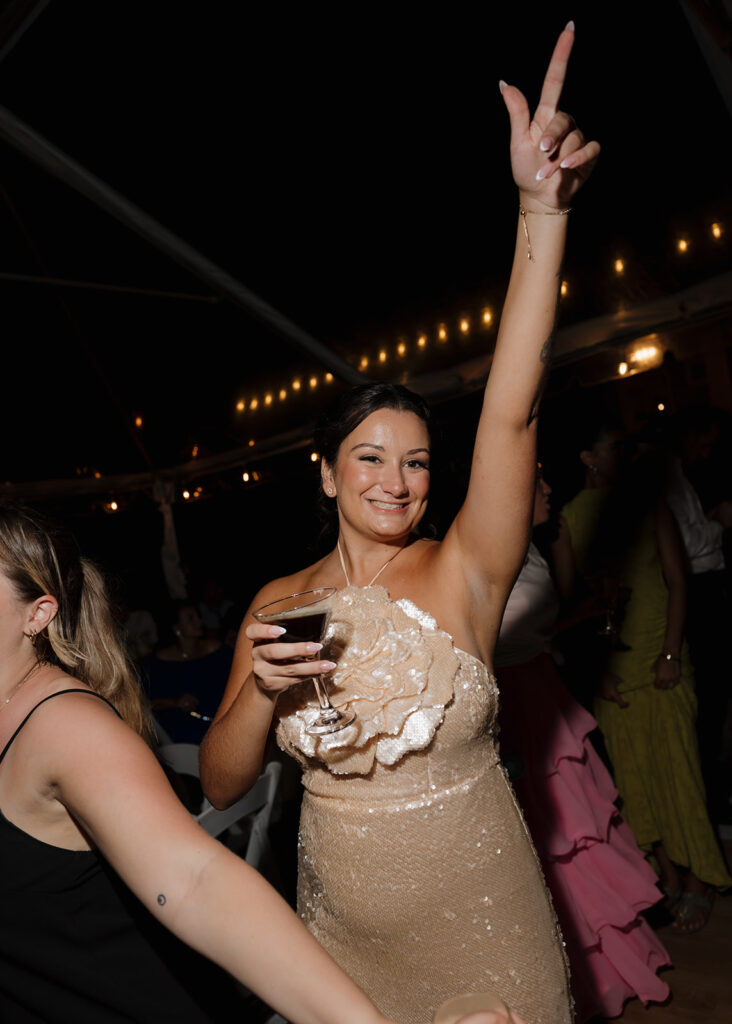 wedding guests dance
